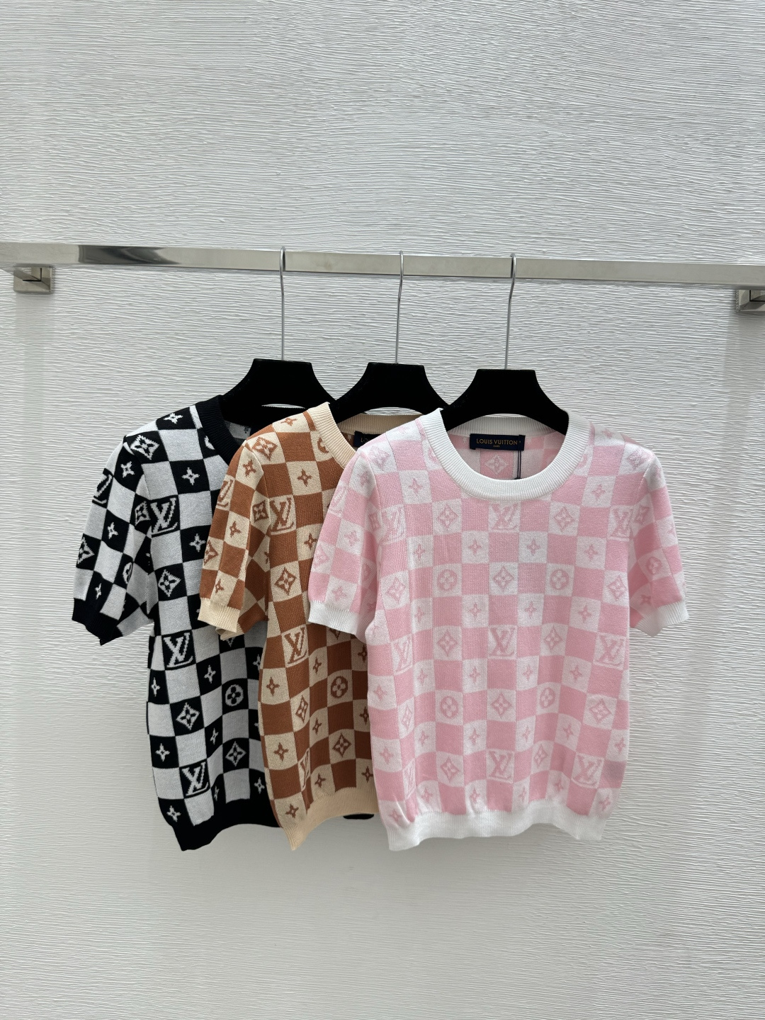 🆕L家🆕 春夏新款 撞色格子字母圆领针织短袖颜色：粉色 卡其 宝蓝尺码：36.38.40