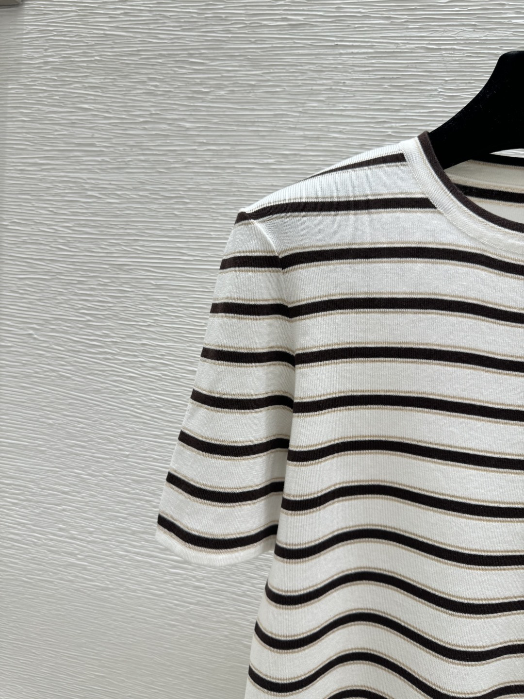 🆕BC家🆕 春夏新款 撞色条纹圆领针织短袖颜色：白色尺码：36.38.40