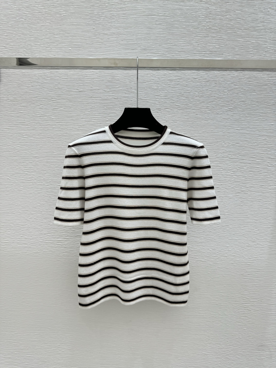 🆕BC家🆕 春夏新款 撞色条纹圆领针织短袖颜色：白色尺码：36.38.40