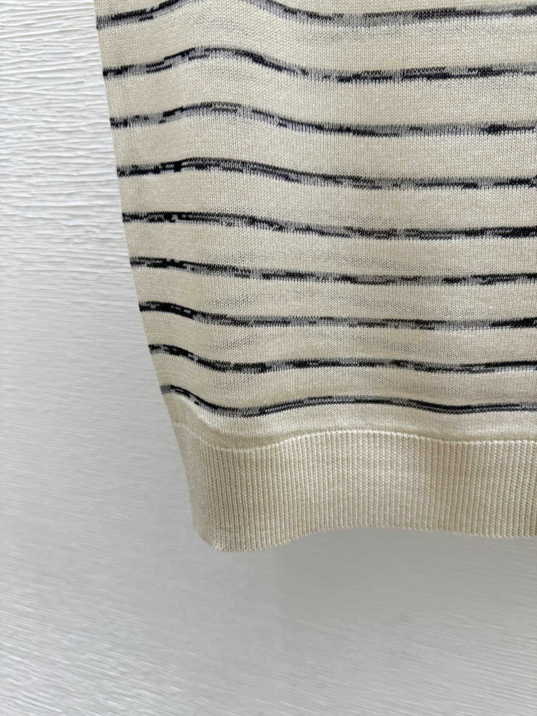 🆕BC家🆕 春夏新款 撞色条纹圆领针织背心颜色：杏色尺码：36.38.40