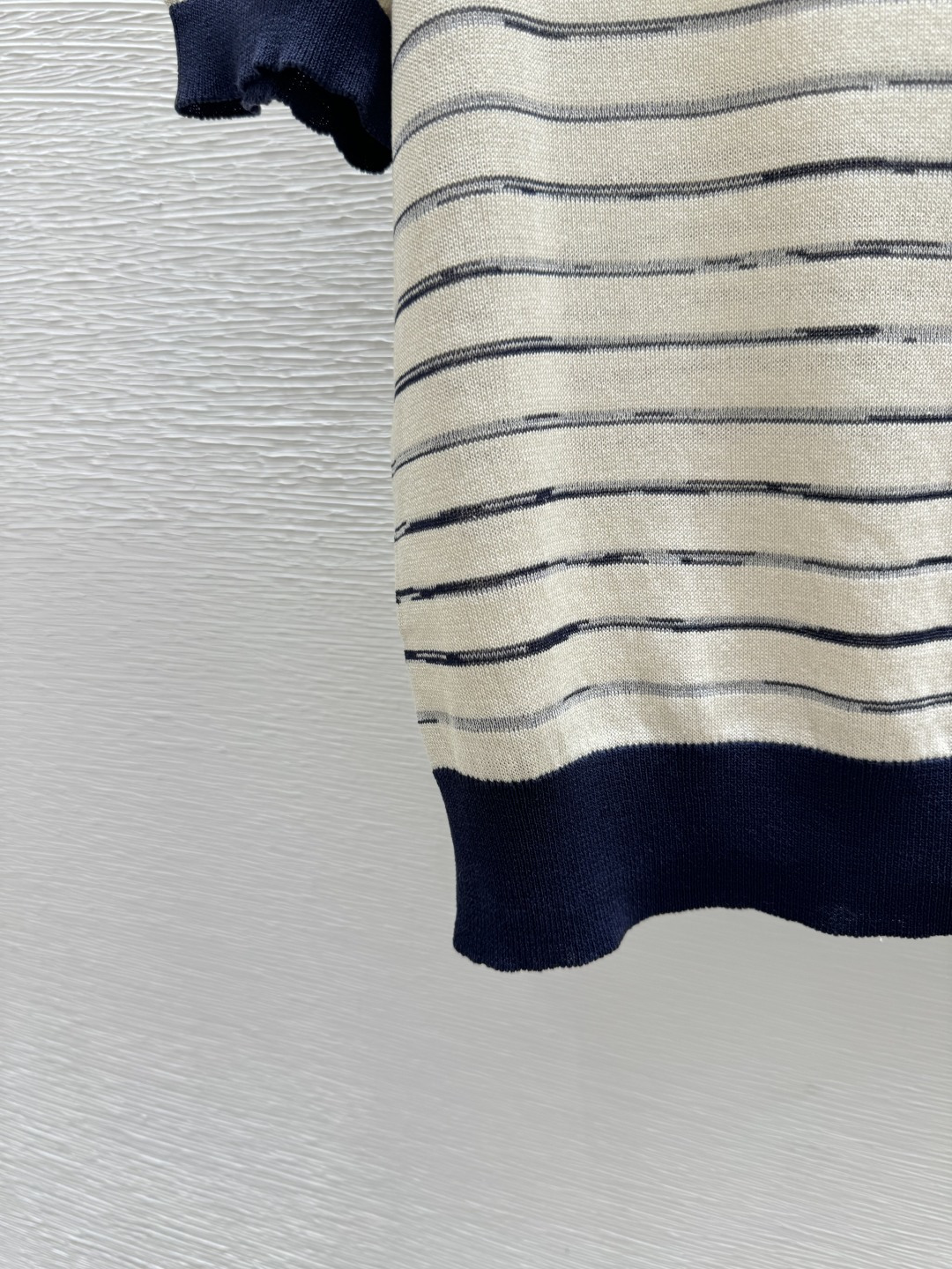 🆕BC家🆕 春夏新款 撞色条纹圆领针织短袖颜色：杏色尺码：36.38.40