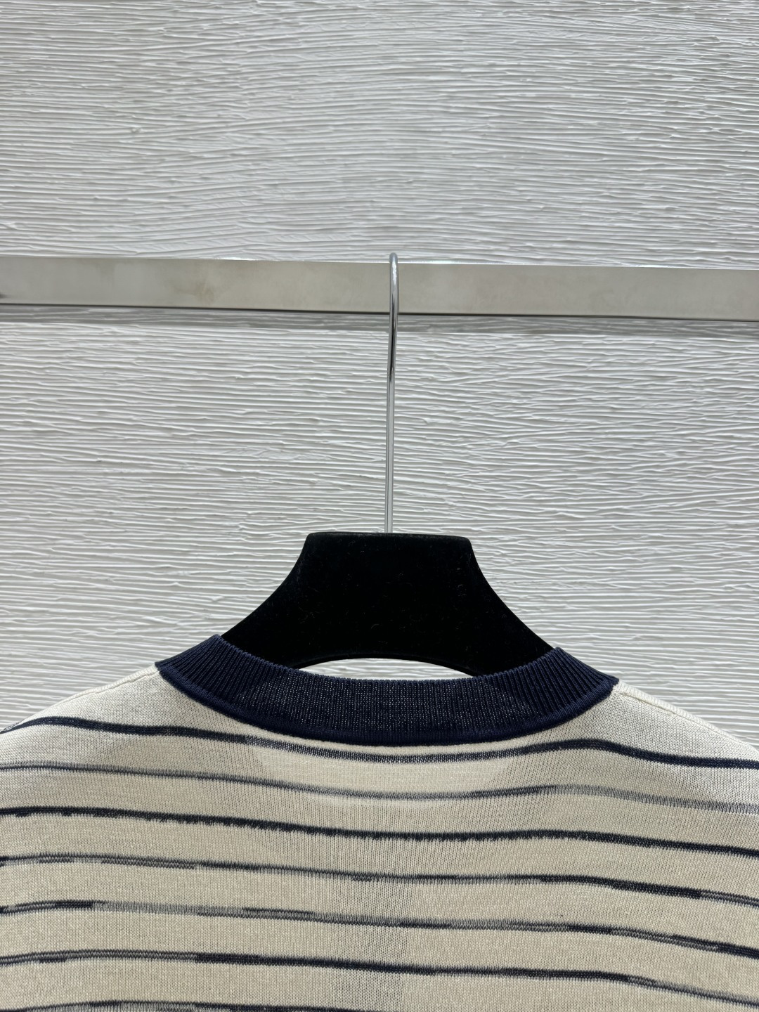 🆕BC家🆕 春夏新款 撞色条纹圆领针织短袖颜色：杏色尺码：36.38.40