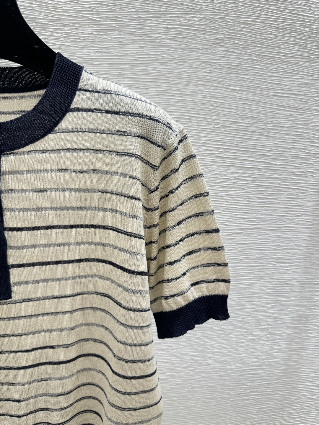 🆕BC家🆕 春夏新款 撞色条纹圆领针织短袖颜色：杏色尺码：36.38.40