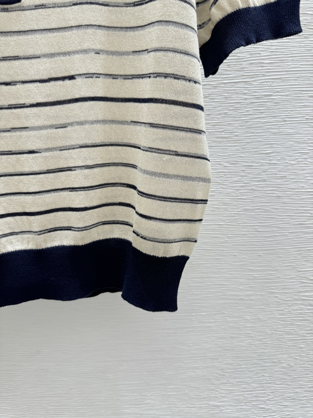 🆕BC家🆕 春夏新款 撞色条纹圆领针织短袖颜色：杏色尺码：36.38.40