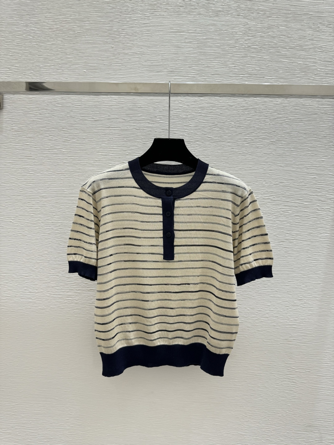 🆕BC家🆕 春夏新款 撞色条纹圆领针织短袖颜色：杏色尺码：36.38.40