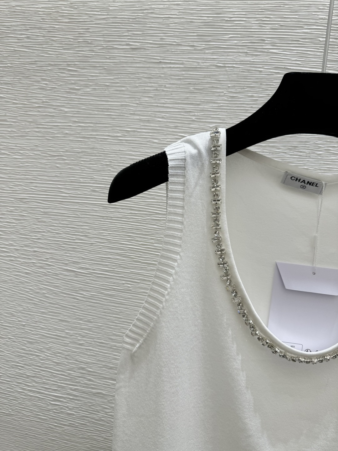 🆕CH家🆕 春夏新款 纯色重工钉珠圆领针织背心颜色：白色 尺码：36.38.40