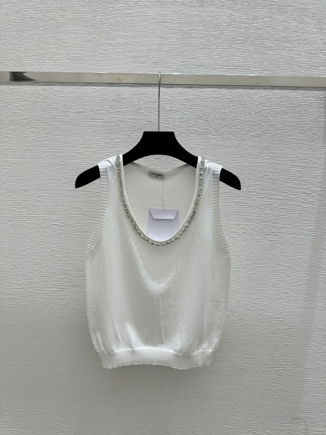 🆕CH家🆕 春夏新款 纯色重工钉珠圆领针织背心颜色：白色 尺码：36.38.40