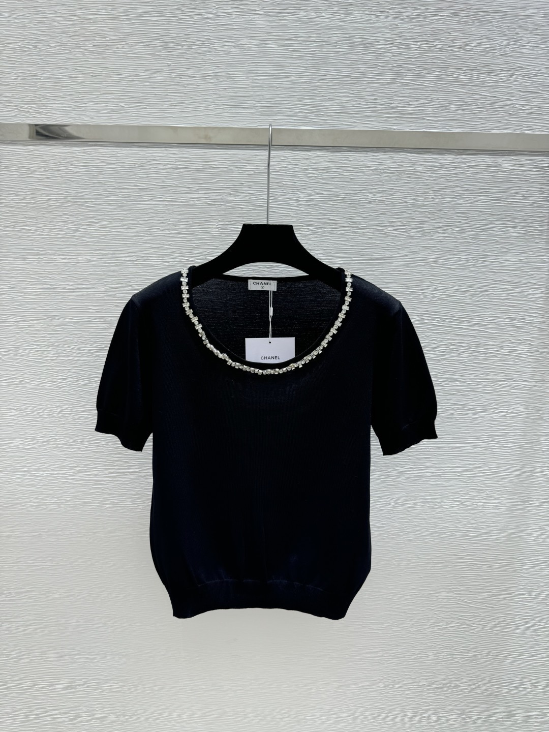 🆕CH家🆕 春夏新款 纯色重工钉珠圆领针织短袖颜色：白色 黑色尺码：36.38.40