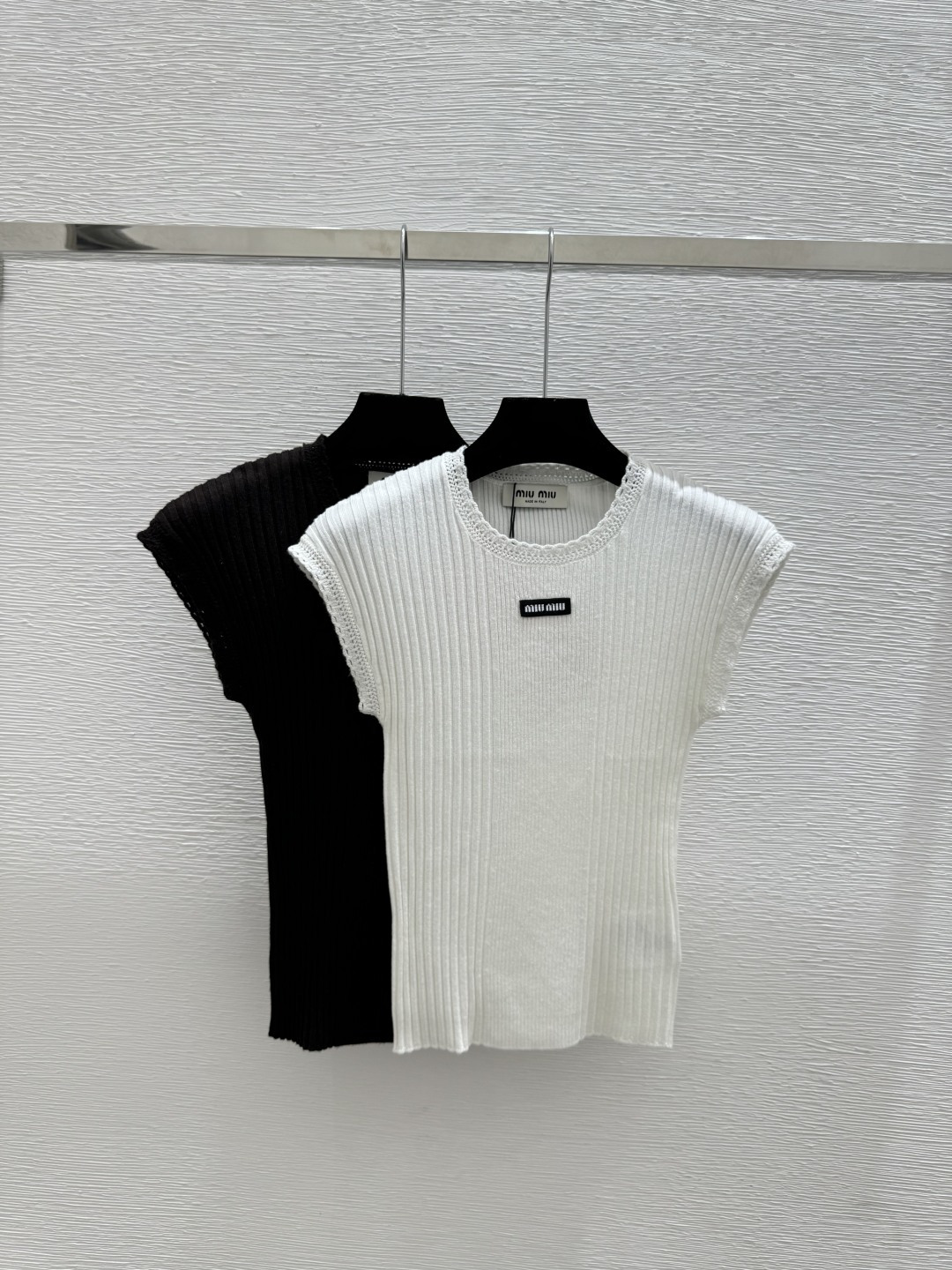 🆕M家🆕 春夏新款 纯色简约圆领针织背心颜色：白色 黑色尺码：36.38.40