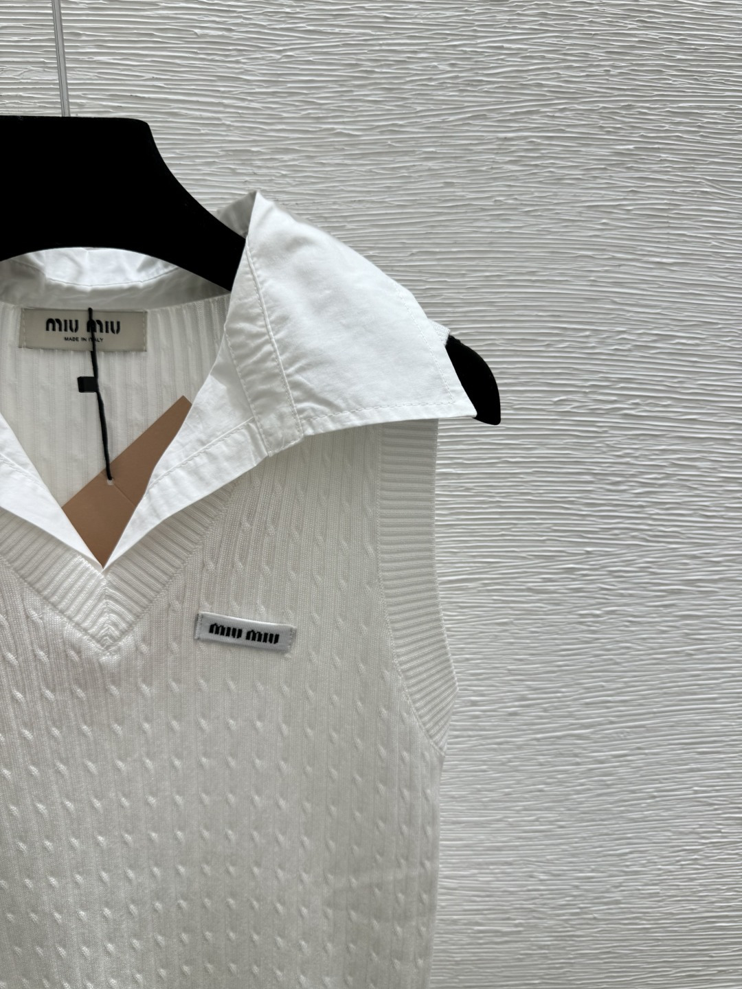 🆕M家🆕 春夏新款 撞色翻领针织背心颜色：白色 粉色尺码：36.38.40