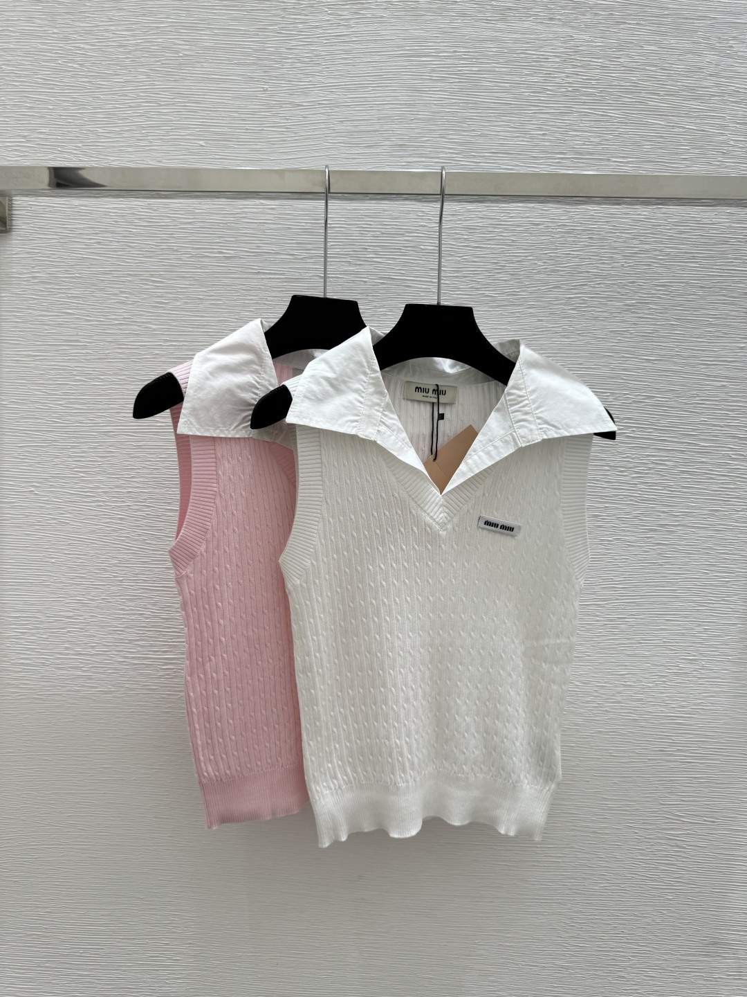 🆕M家🆕 春夏新款 撞色翻领针织背心颜色：白色 粉色尺码：36.38.40