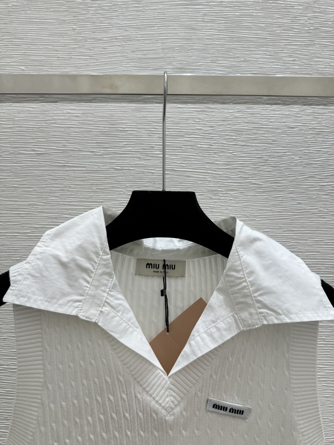 🆕M家🆕 春夏新款 撞色翻领针织背心颜色：白色 粉色尺码：36.38.40