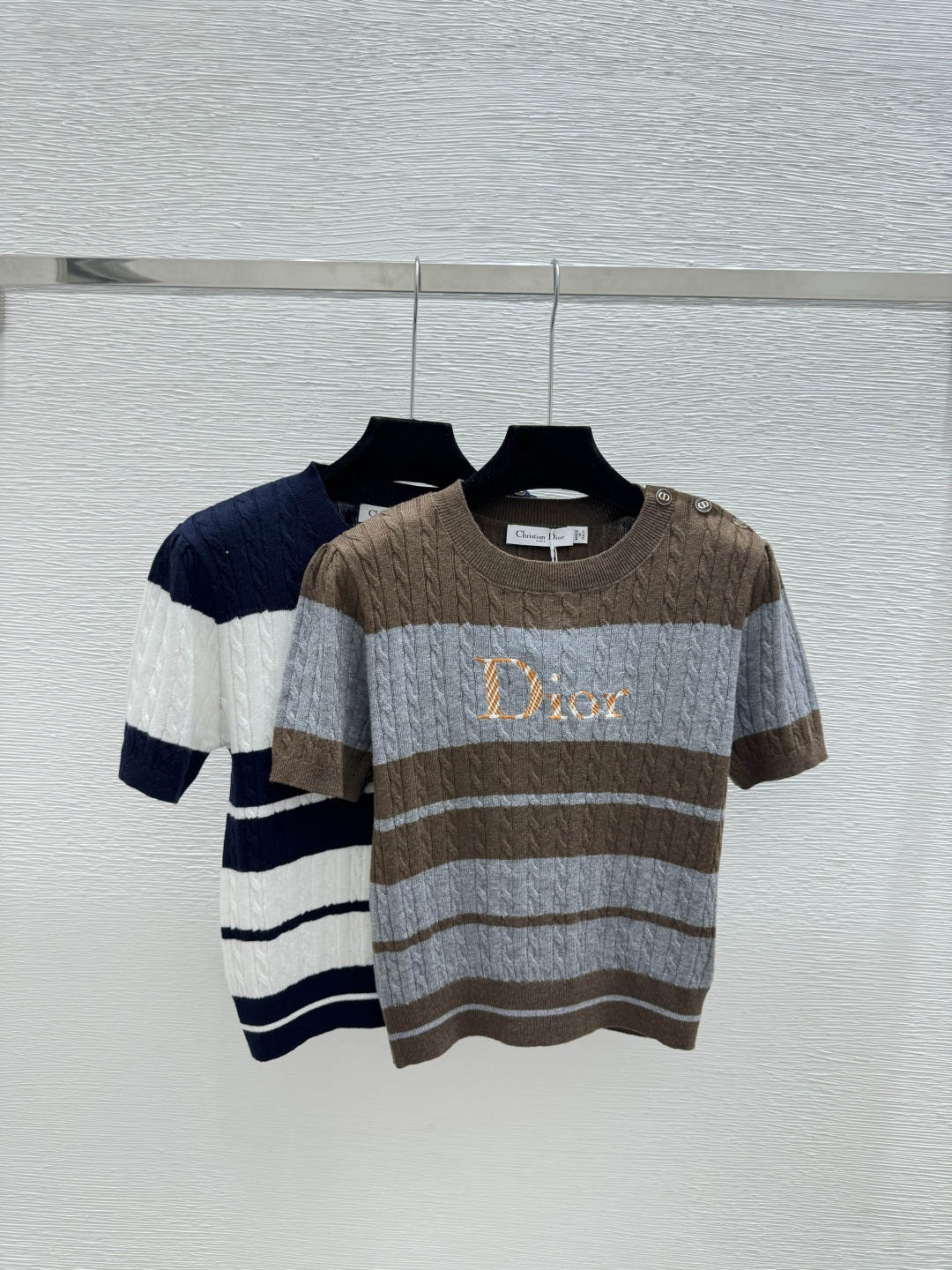 🆕D家🆕 春夏新款 撞色条纹圆领针织短袖颜色：咖啡 宝蓝尺码：36.38.40