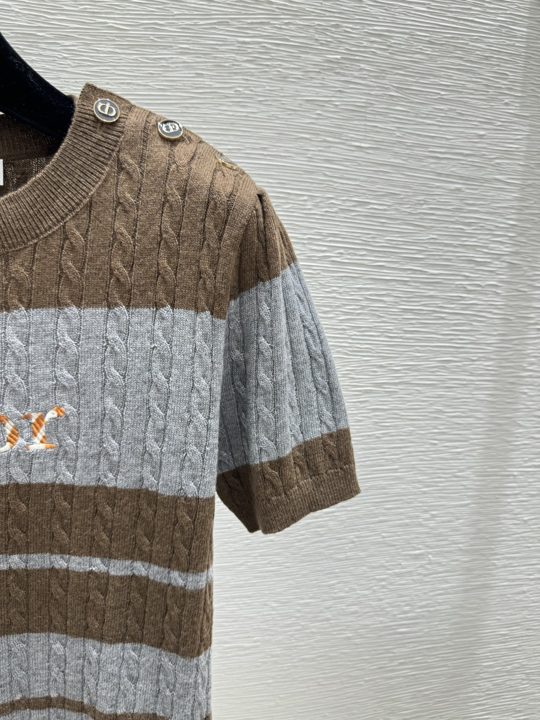 🆕D家🆕 春夏新款 撞色条纹圆领针织短袖颜色：咖啡 宝蓝尺码：36.38.40