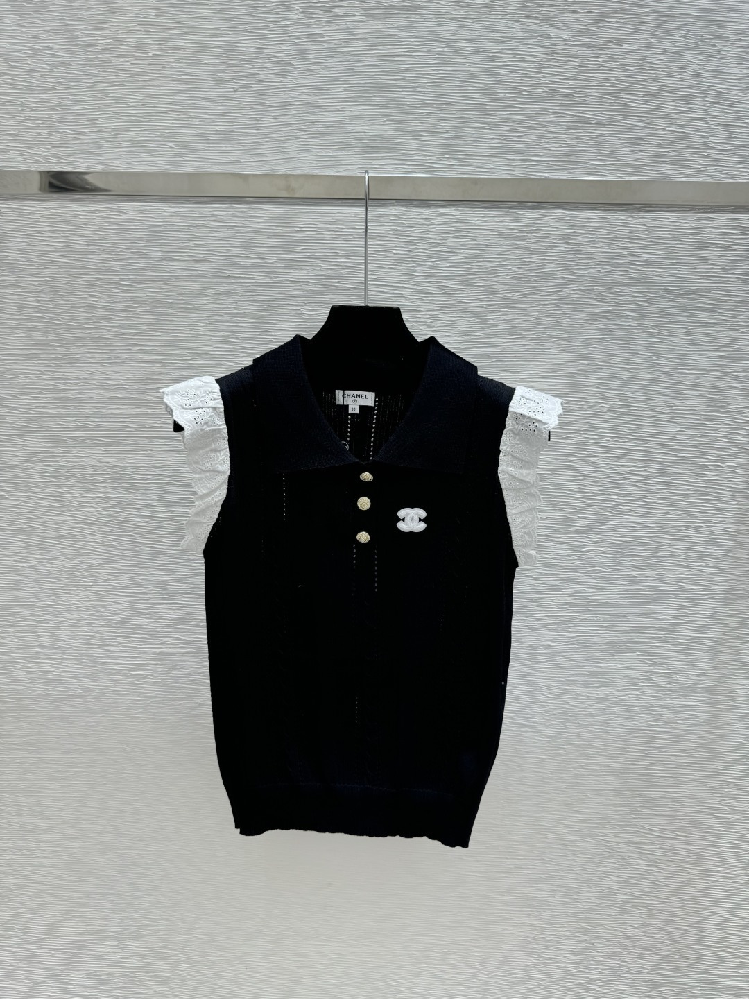🆕CH家🆕 春夏新款 撞色花边翻领针织背心颜色：白色 黑色尺码：36.38.40