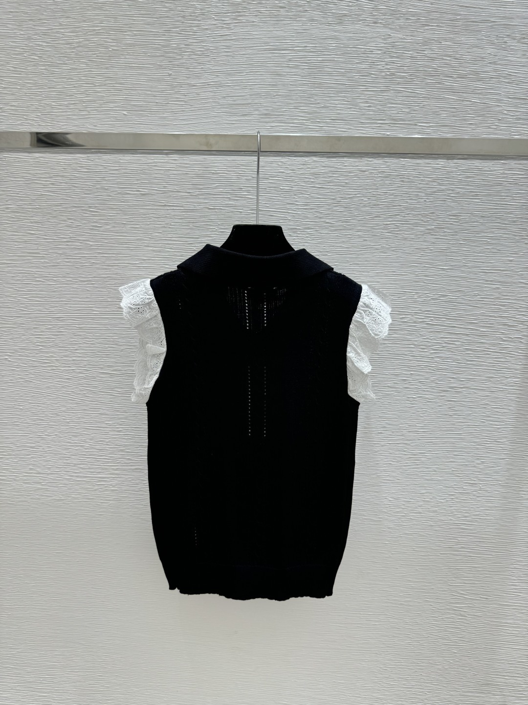 🆕CH家🆕 春夏新款 撞色花边翻领针织背心颜色：白色 黑色尺码：36.38.40