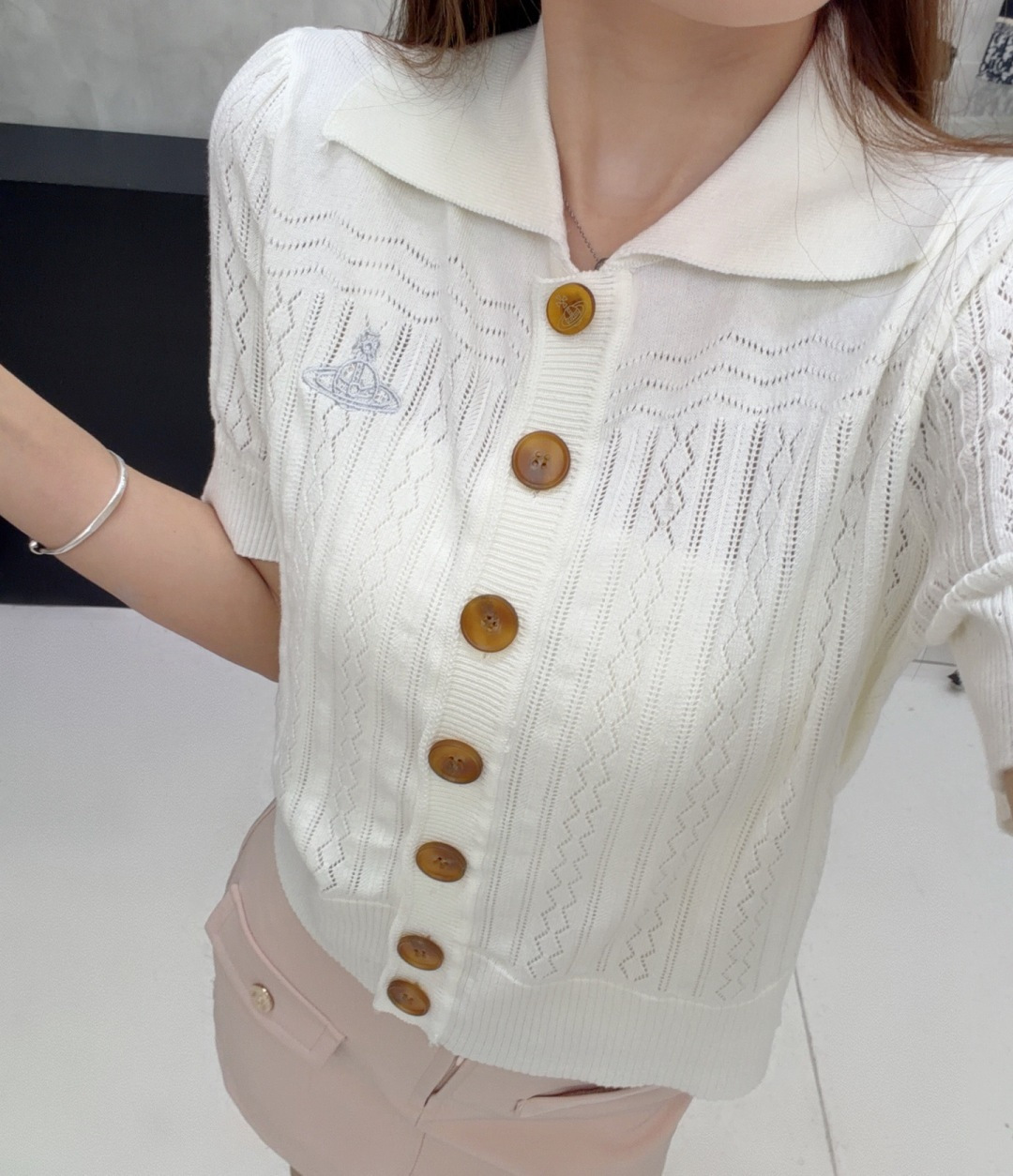 🆕VI家🆕 春夏新款 纯色翻领镂空针织短袖开衫颜色：白色 粉色 黑色尺码：36.38.40