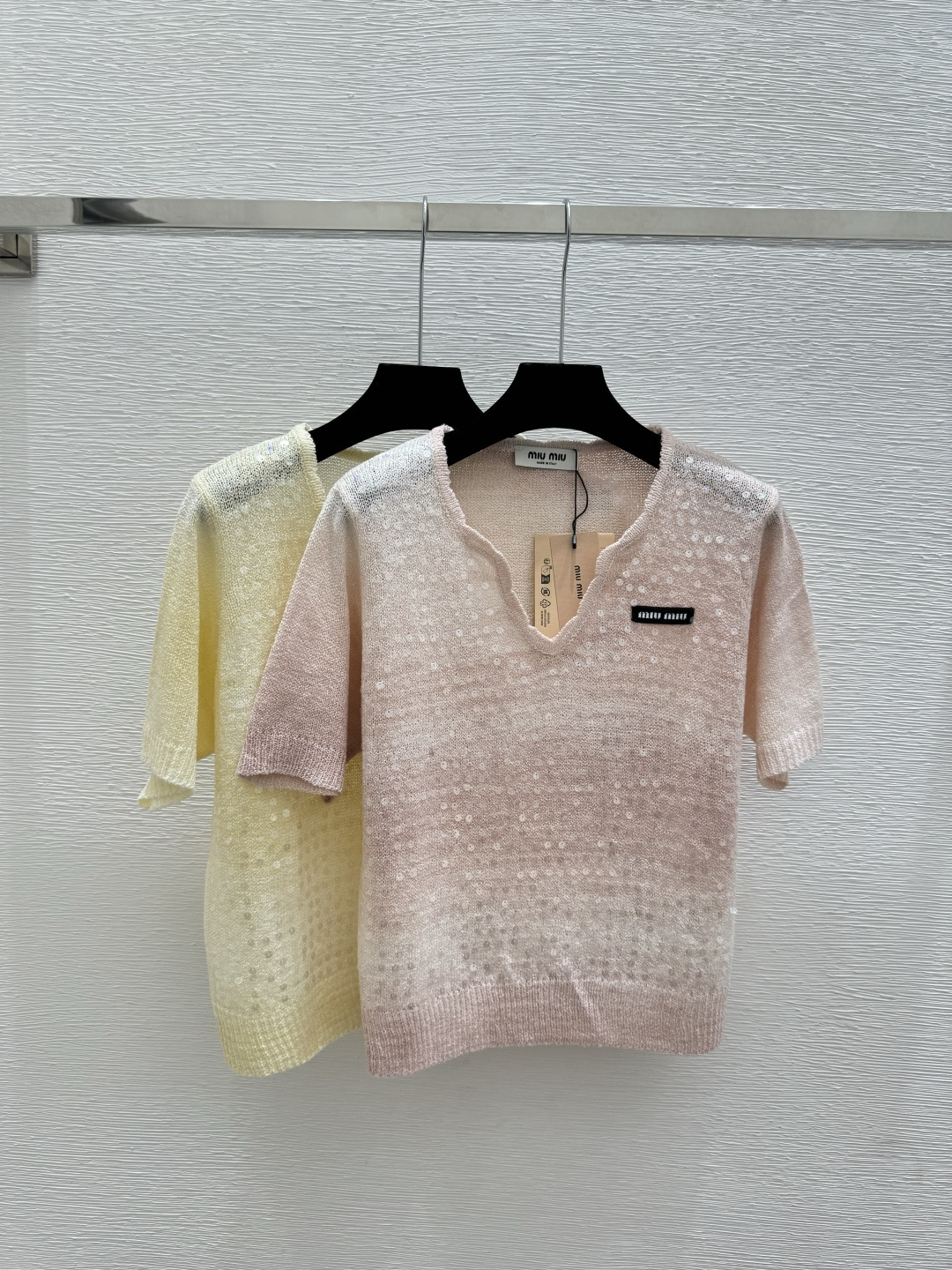 🆕M家🆕 春夏新款 纯色珠片V领针织短袖颜色：粉色 黄色尺码：36.38.40