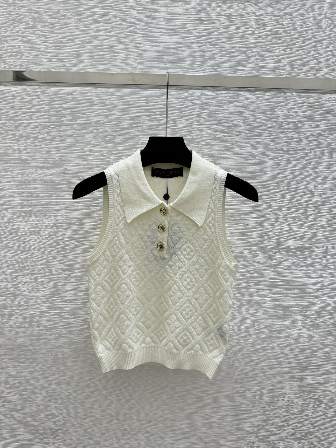 🆕L家🆕 春夏新款 纯色老花字母翻领针织背心颜色：白色 卡其尺码：36.38.40