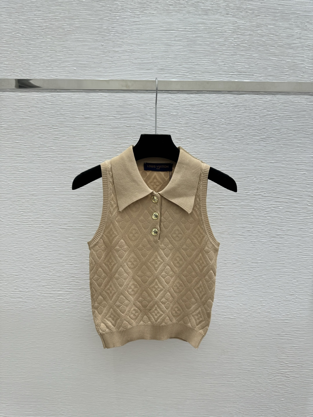 🆕L家🆕 春夏新款 纯色老花字母翻领针织背心颜色：白色 卡其尺码：36.38.40