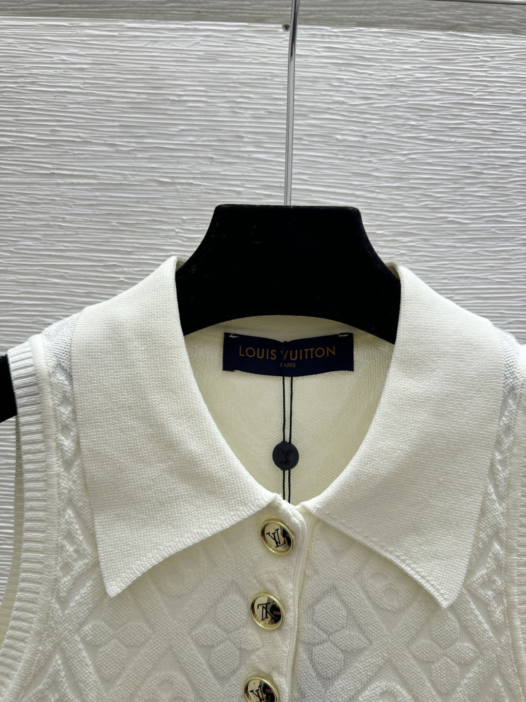 🆕L家🆕 春夏新款 纯色老花字母翻领针织背心颜色：白色 卡其尺码：36.38.40