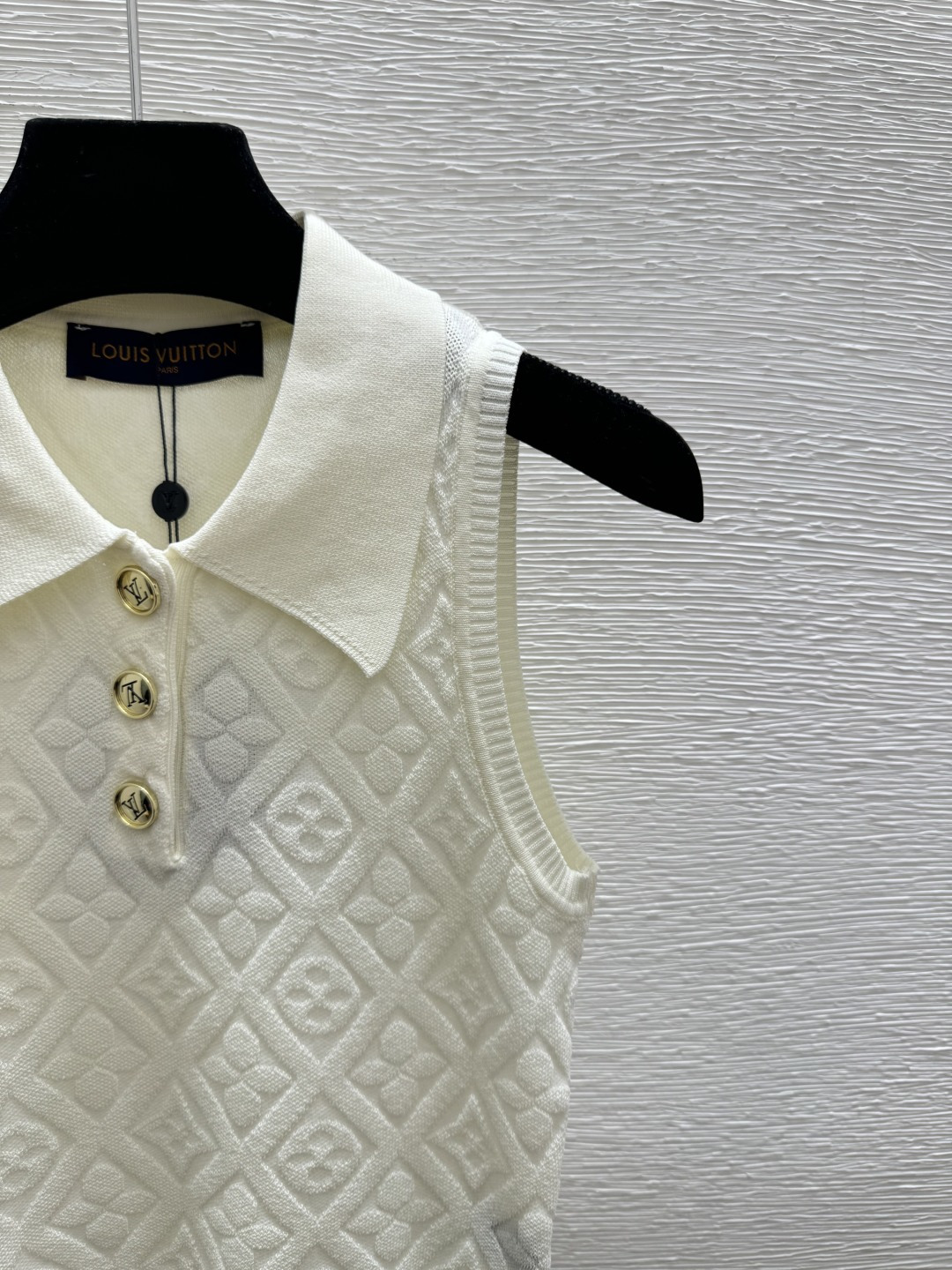 🆕L家🆕 春夏新款 纯色老花字母翻领针织背心颜色：白色 卡其尺码：36.38.40