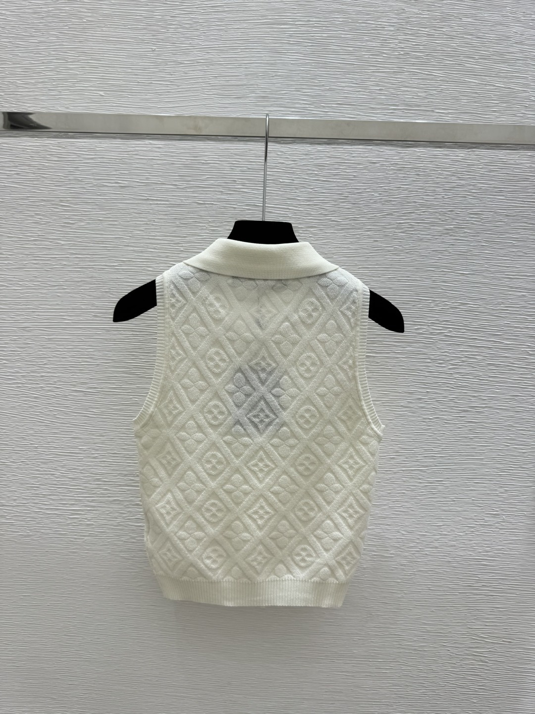 🆕L家🆕 春夏新款 纯色老花字母翻领针织背心颜色：白色 卡其尺码：36.38.40