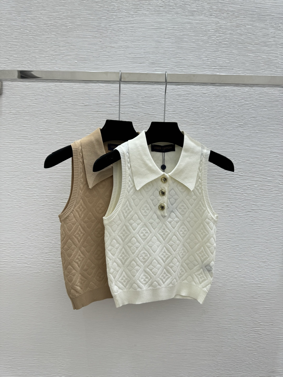 🆕L家🆕 春夏新款 纯色老花字母翻领针织背心颜色：白色 卡其尺码：36.38.40