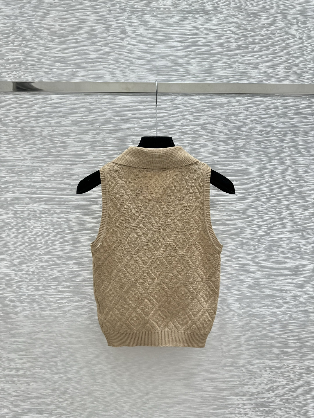 🆕L家🆕 春夏新款 纯色老花字母翻领针织背心颜色：白色 卡其尺码：36.38.40