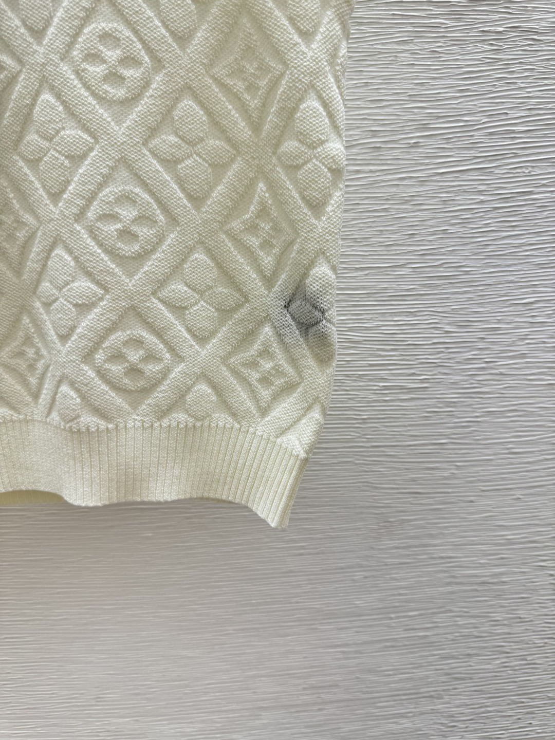 🆕L家🆕 春夏新款 纯色老花字母翻领针织背心颜色：白色 卡其尺码：36.38.40