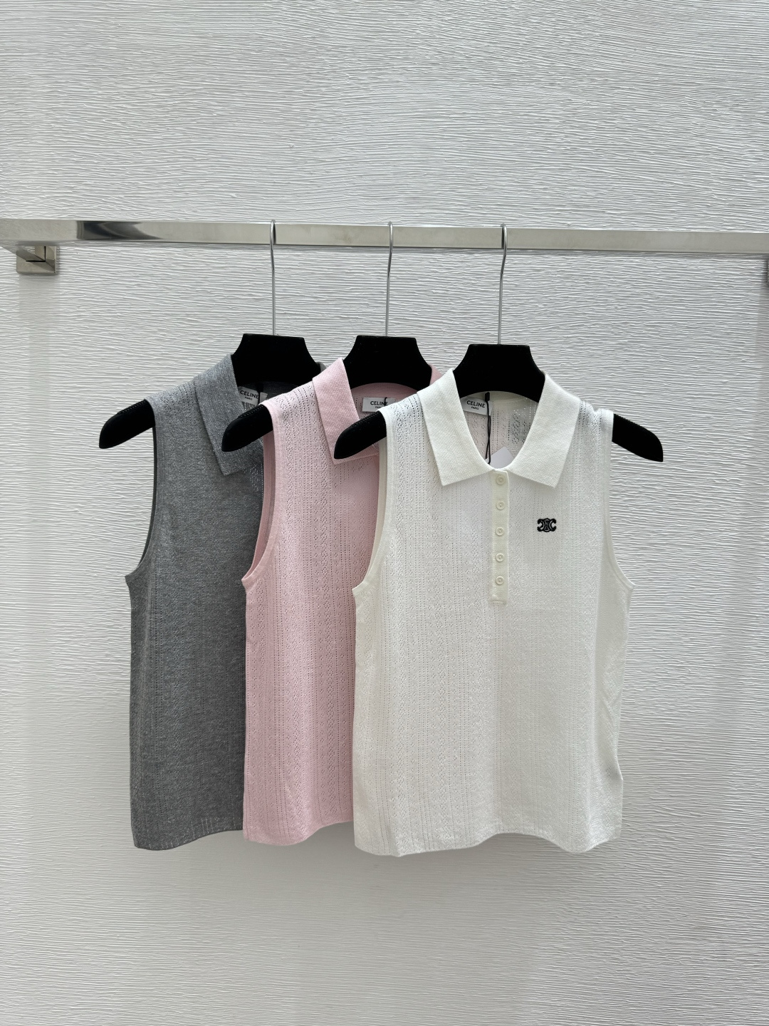 🆕CE家🆕 春夏新款 纯色简约翻领针织背心颜色：白色 粉色 灰色尺码：36.38.40