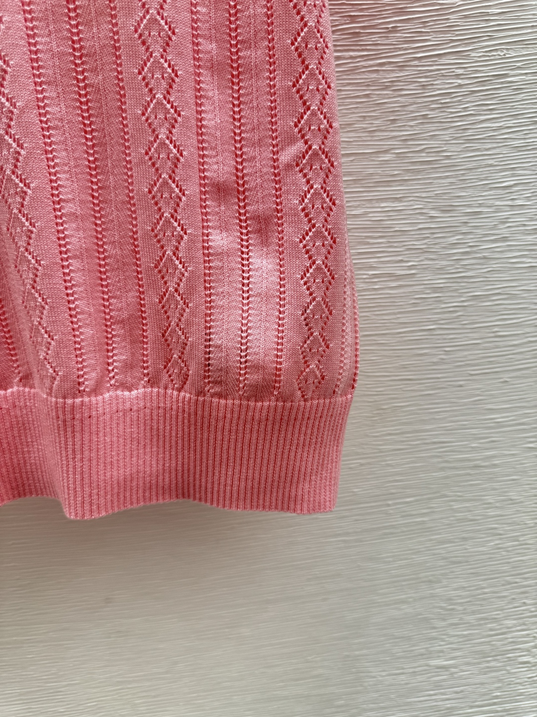 🆕VI家🆕 春夏新款 纯色镂空圆领针织短袖颜色：粉色 黑色尺码：36.38.40