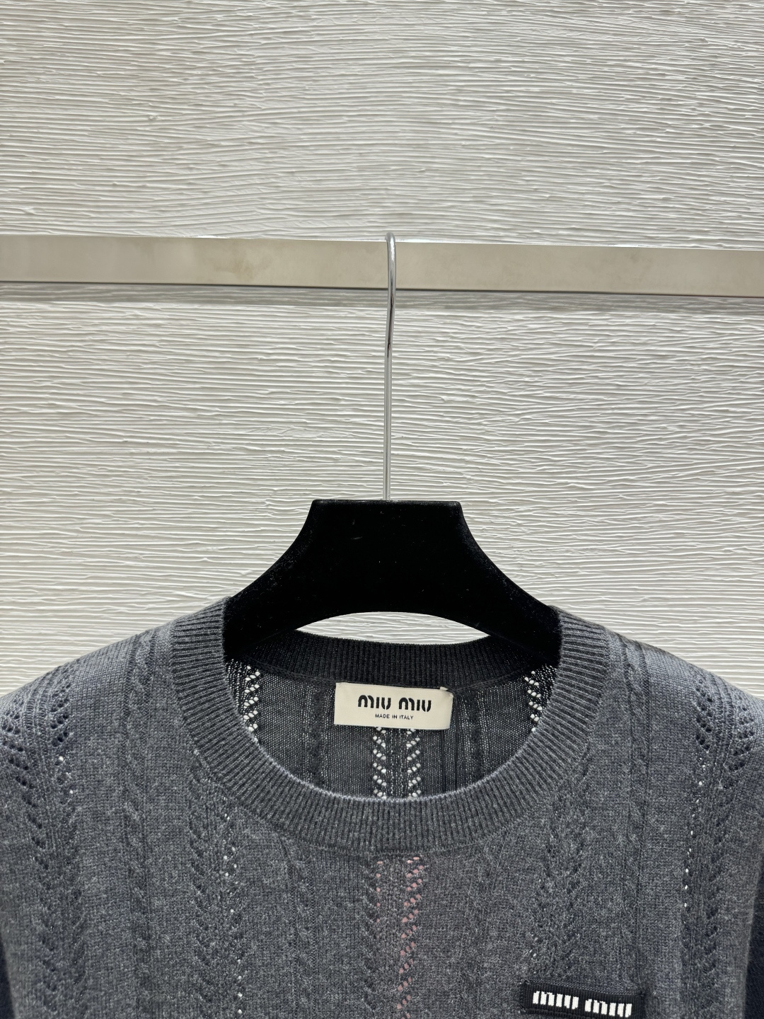 🆕M家🆕 春夏新款 纯色简约镂空圆领针织短袖颜色：灰色尺码：36.38.40