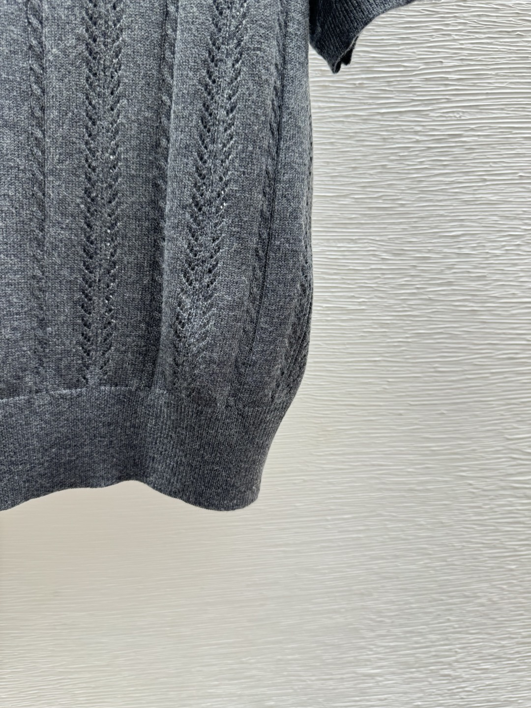 🆕M家🆕 春夏新款 纯色简约镂空圆领针织短袖颜色：灰色尺码：36.38.40