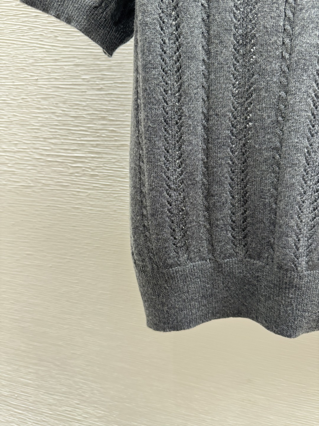 🆕M家🆕 春夏新款 纯色简约镂空圆领针织短袖颜色：灰色尺码：36.38.40