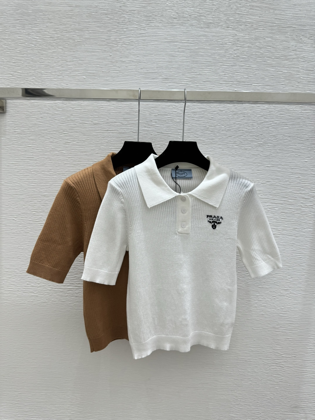 🆕P家🆕 春夏新款 纯色翻领简约针织短袖颜色：白色 卡其尺码：36.38.40
