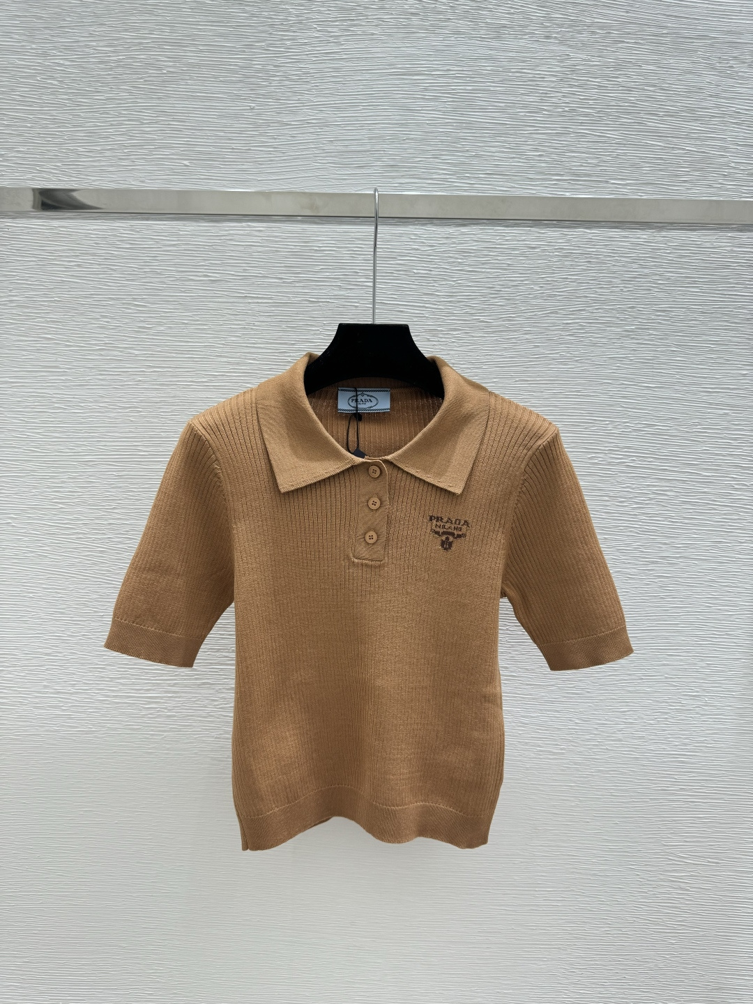 🆕P家🆕 春夏新款 纯色翻领简约针织短袖颜色：白色 卡其尺码：36.38.40