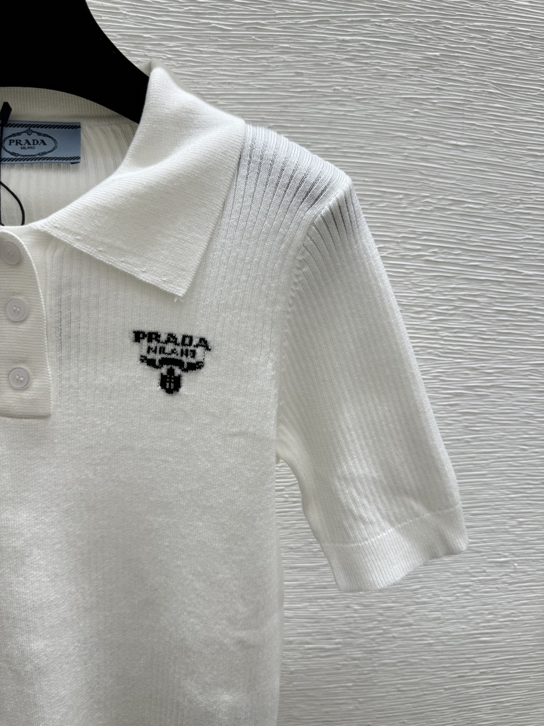 🆕P家🆕 春夏新款 纯色翻领简约针织短袖颜色：白色 卡其尺码：36.38.40