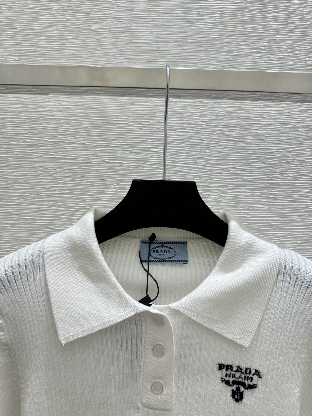 🆕P家🆕 春夏新款 纯色翻领简约针织短袖颜色：白色 卡其尺码：36.38.40