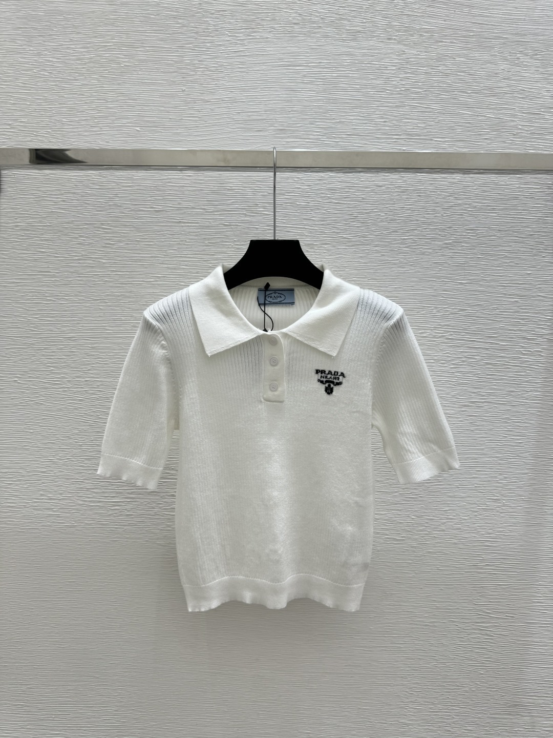 🆕P家🆕 春夏新款 纯色翻领简约针织短袖颜色：白色 卡其尺码：36.38.40