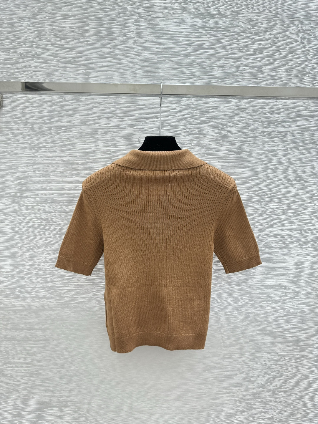 🆕P家🆕 春夏新款 纯色翻领简约针织短袖颜色：白色 卡其尺码：36.38.40