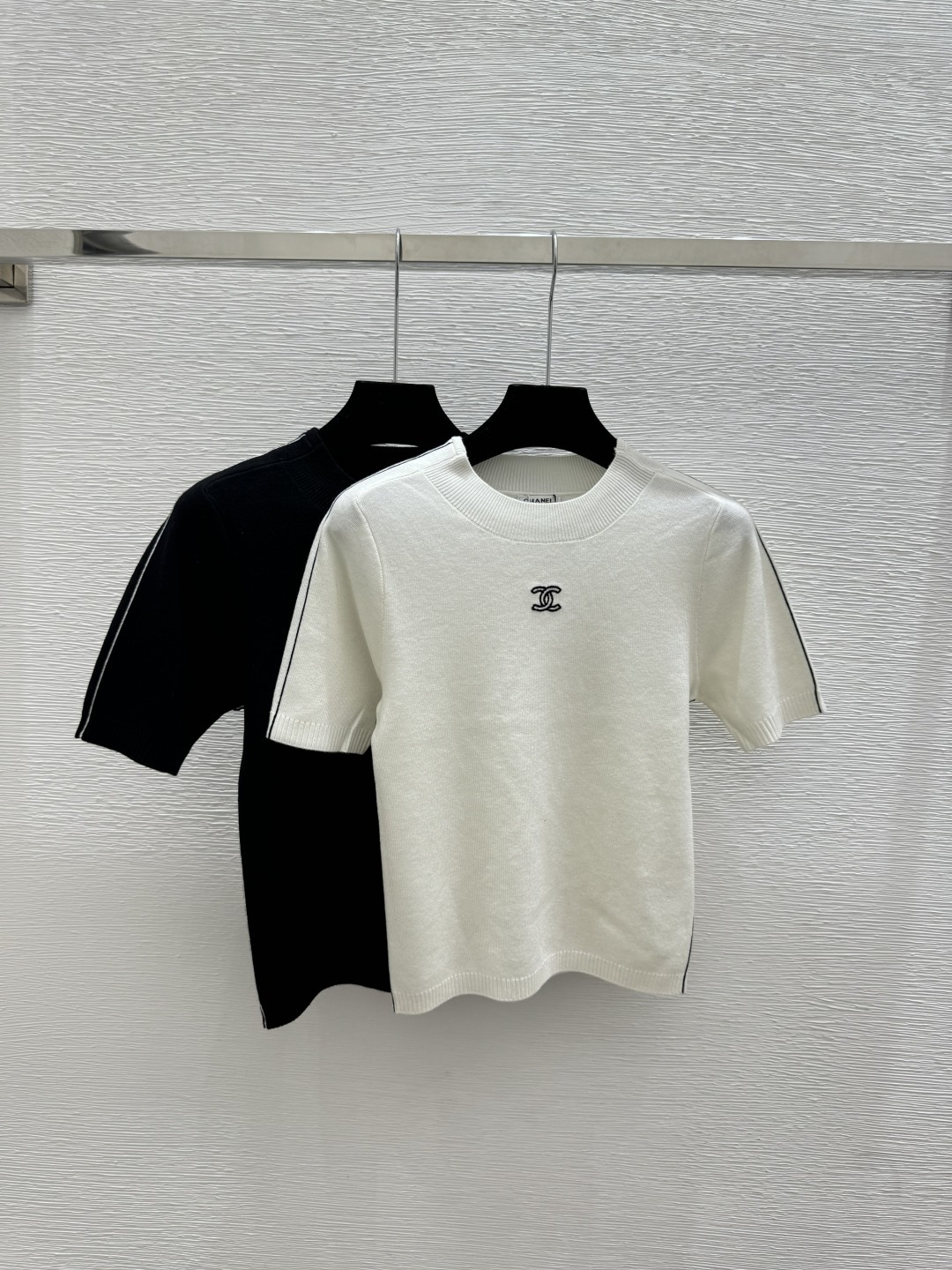 🆕CH家🆕 春夏新款 纯色简约圆领针织短袖颜色：白色 黑色尺码：36.38.40