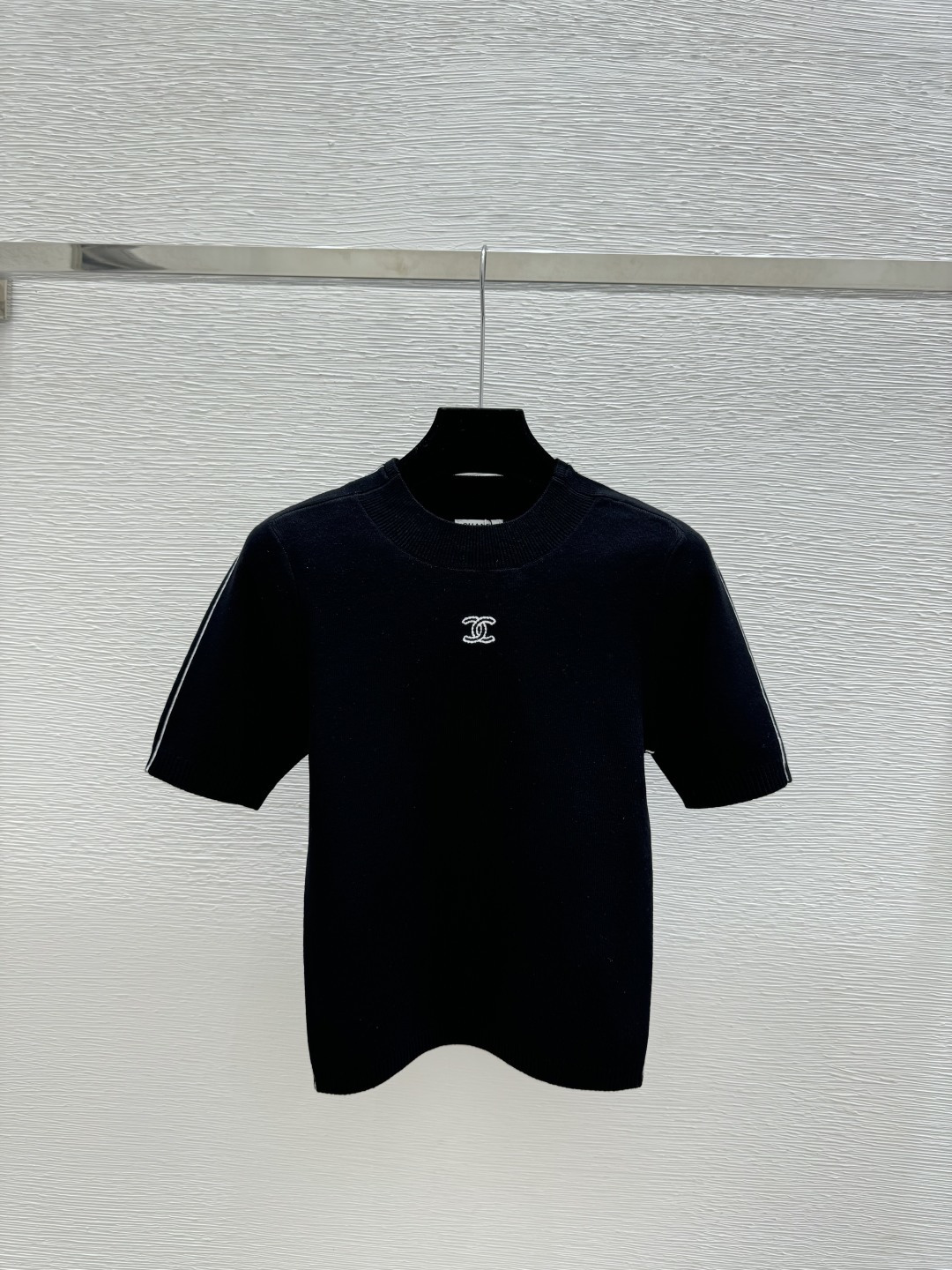 🆕CH家🆕 春夏新款 纯色简约圆领针织短袖颜色：白色 黑色尺码：36.38.40