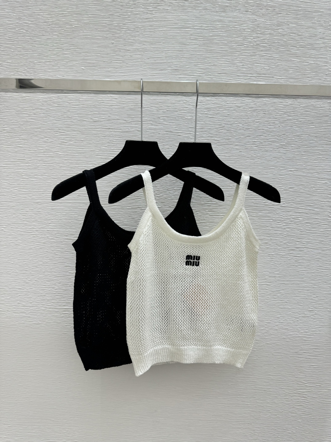 🆕M家🆕 春夏新款 纯色简约镂空针织吊带颜色：白色 黑色尺码：36.38.40