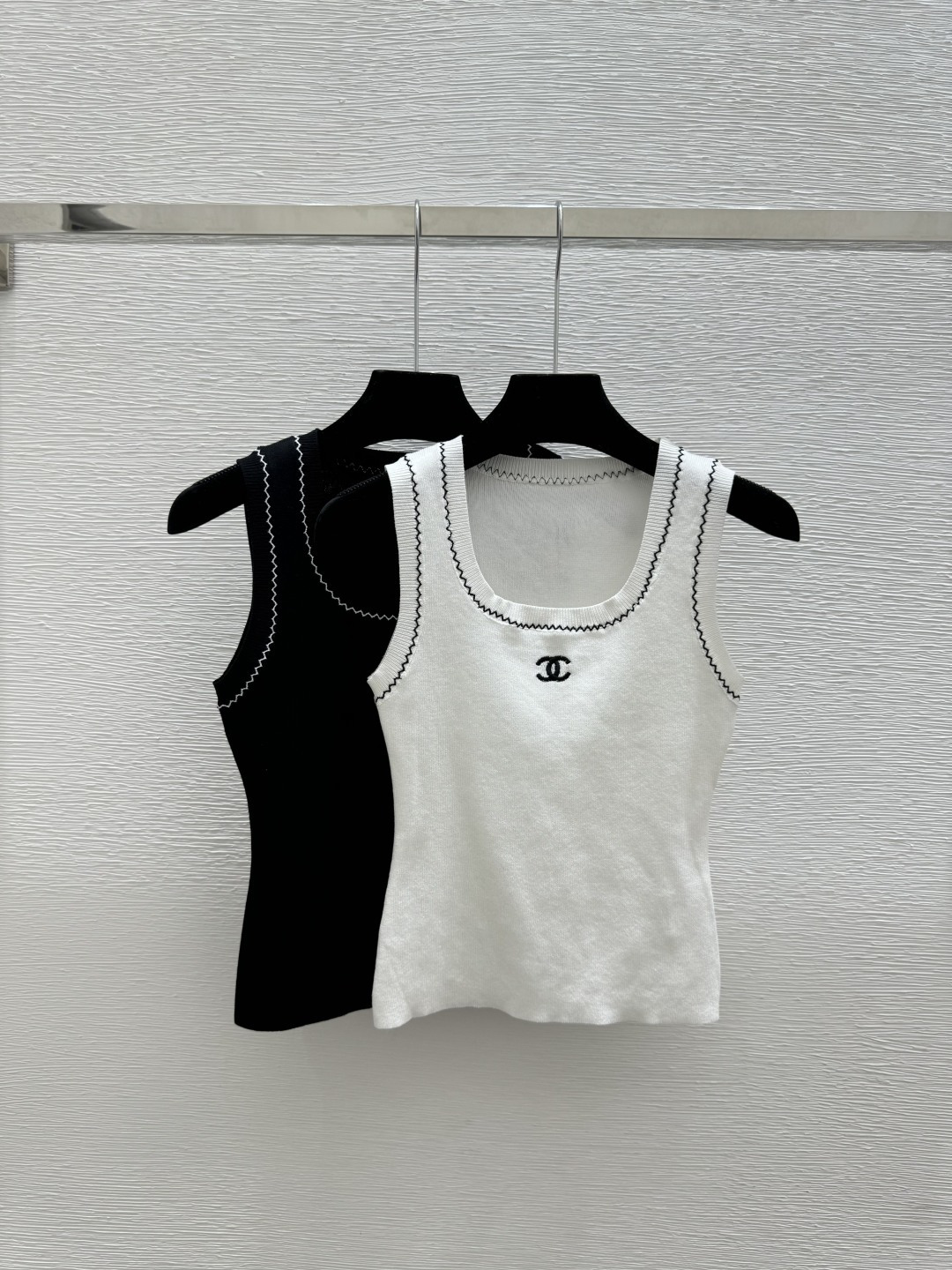 🆕CH家🆕 春夏新款 撞色简约圆领针织背心颜色：白色 黑色尺码：36.38.40