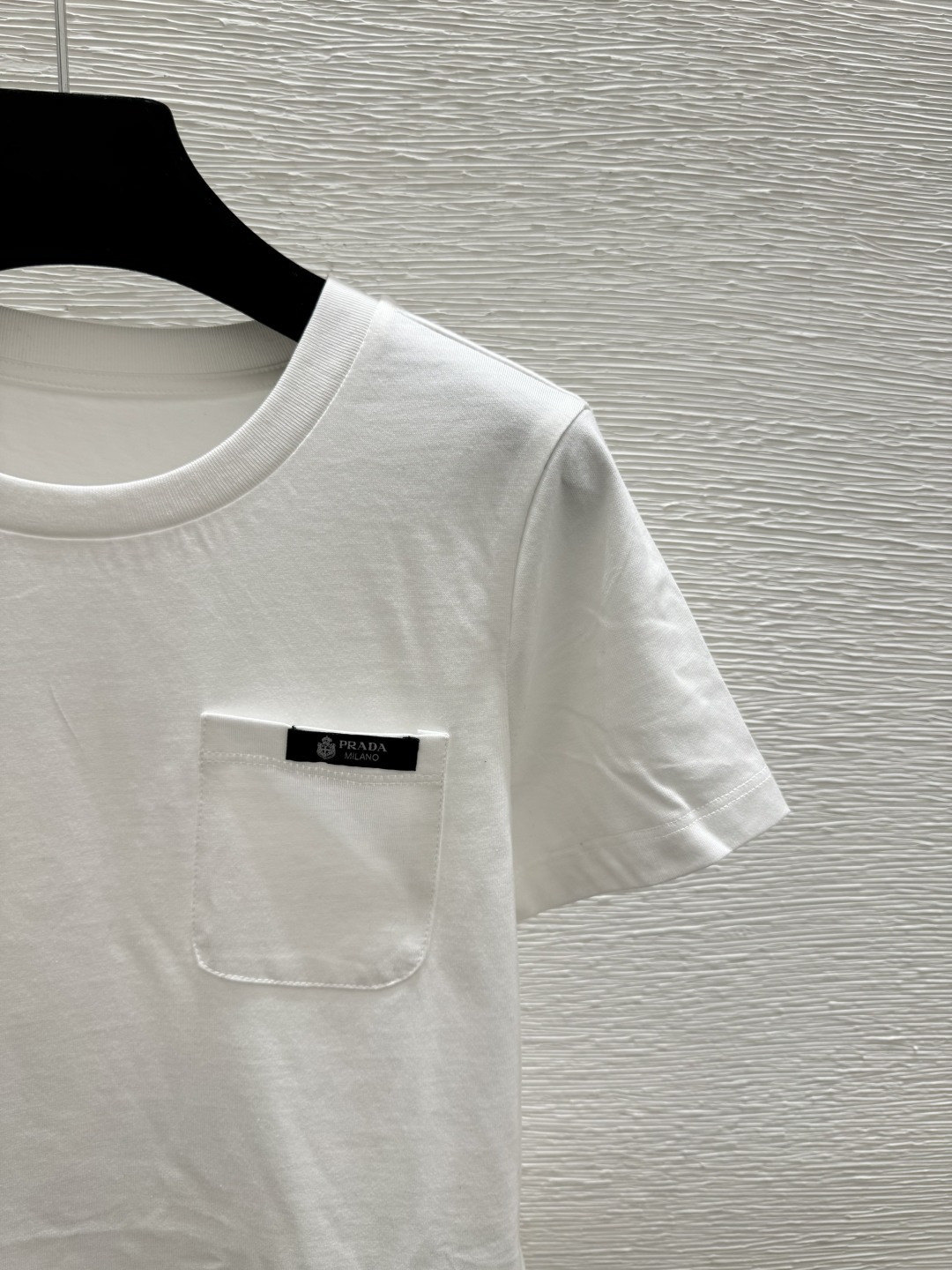 🆕P家🆕 春夏新款 纯色简约圆领针织短袖颜色：白色 尺码：36.38.40