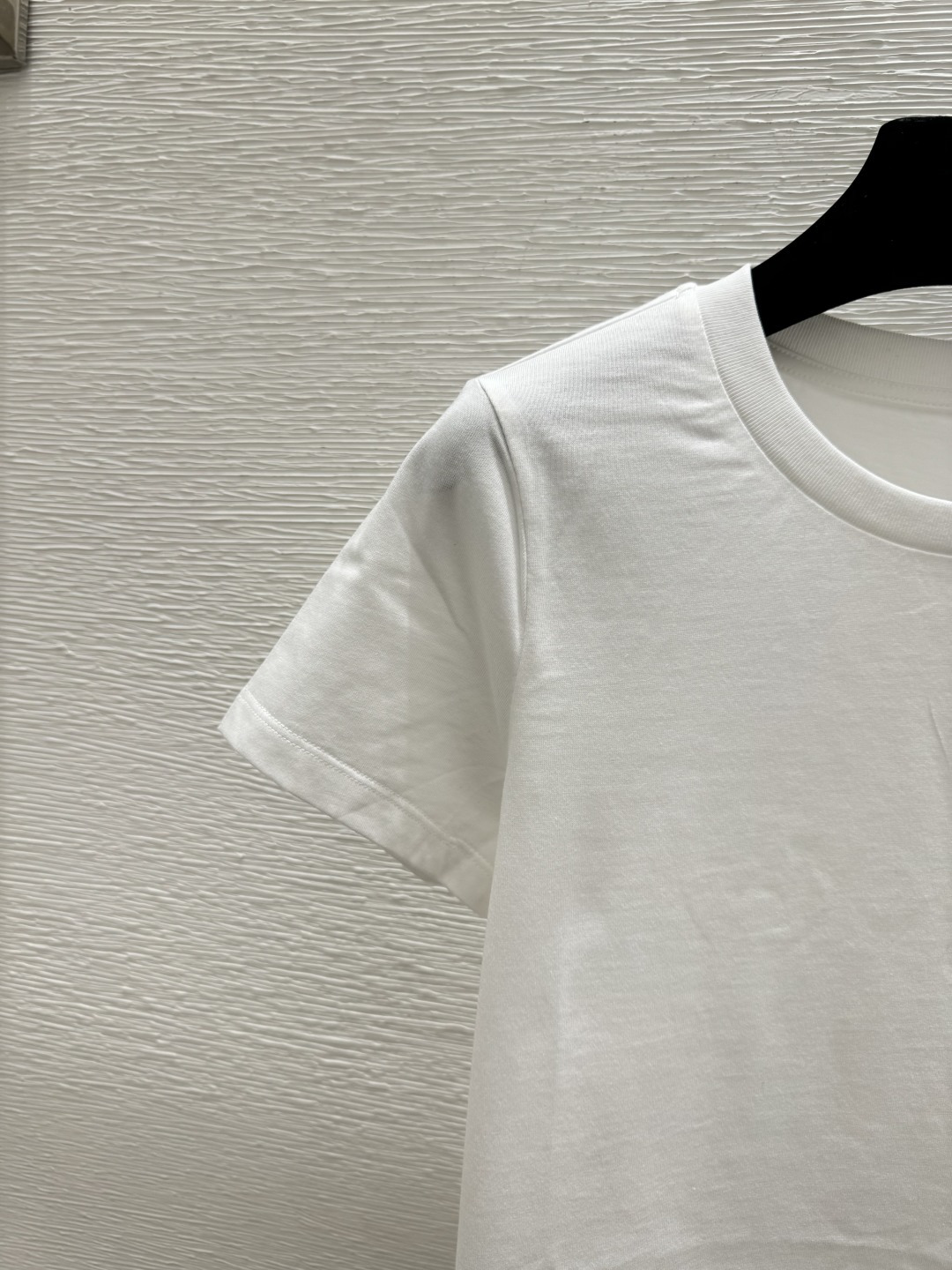 🆕P家🆕 春夏新款 纯色简约圆领针织短袖颜色：白色 尺码：36.38.40