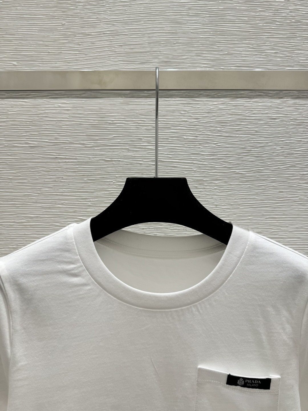 🆕P家🆕 春夏新款 纯色简约圆领针织短袖颜色：白色 尺码：36.38.40