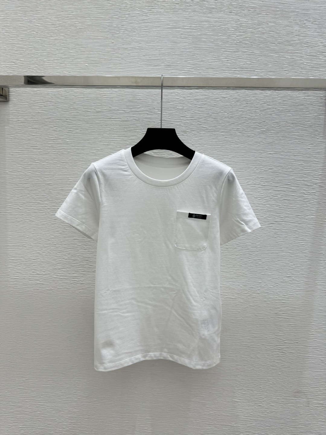 🆕P家🆕 春夏新款 纯色简约圆领针织短袖颜色：白色 尺码：36.38.40