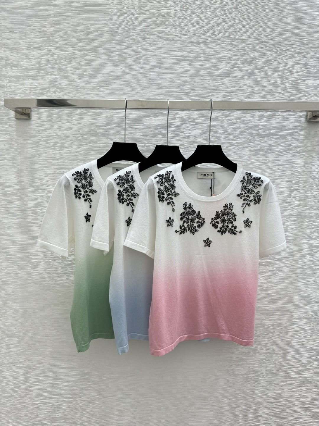 🆕M家🆕 春夏新款 撞色渐变花卉钉珠圆领针织短袖颜色：粉色 蓝色 绿色尺码：36.38.40